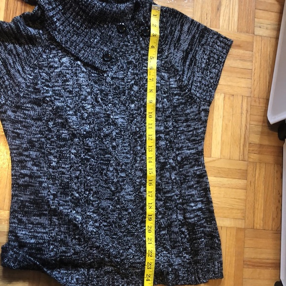 Calvin Klein Short Sleeved Sweater. Size medium - Picture 7 of 7